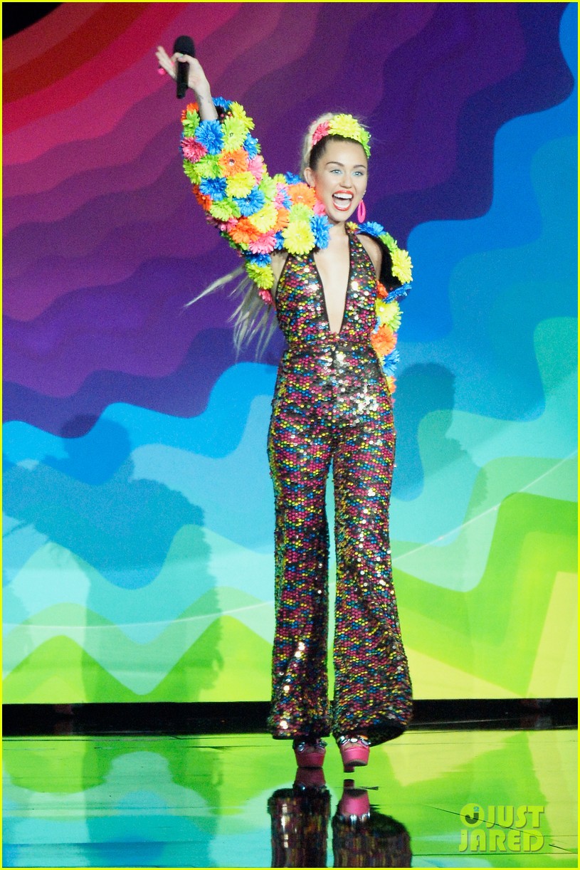 miley cyrus and her dead petz is online for free 01