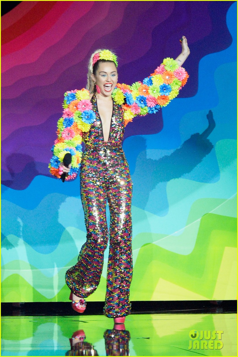 miley cyrus and her dead petz is online for free 06