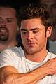 zac efron ends the wayf tour by baring his bulging biceps 02