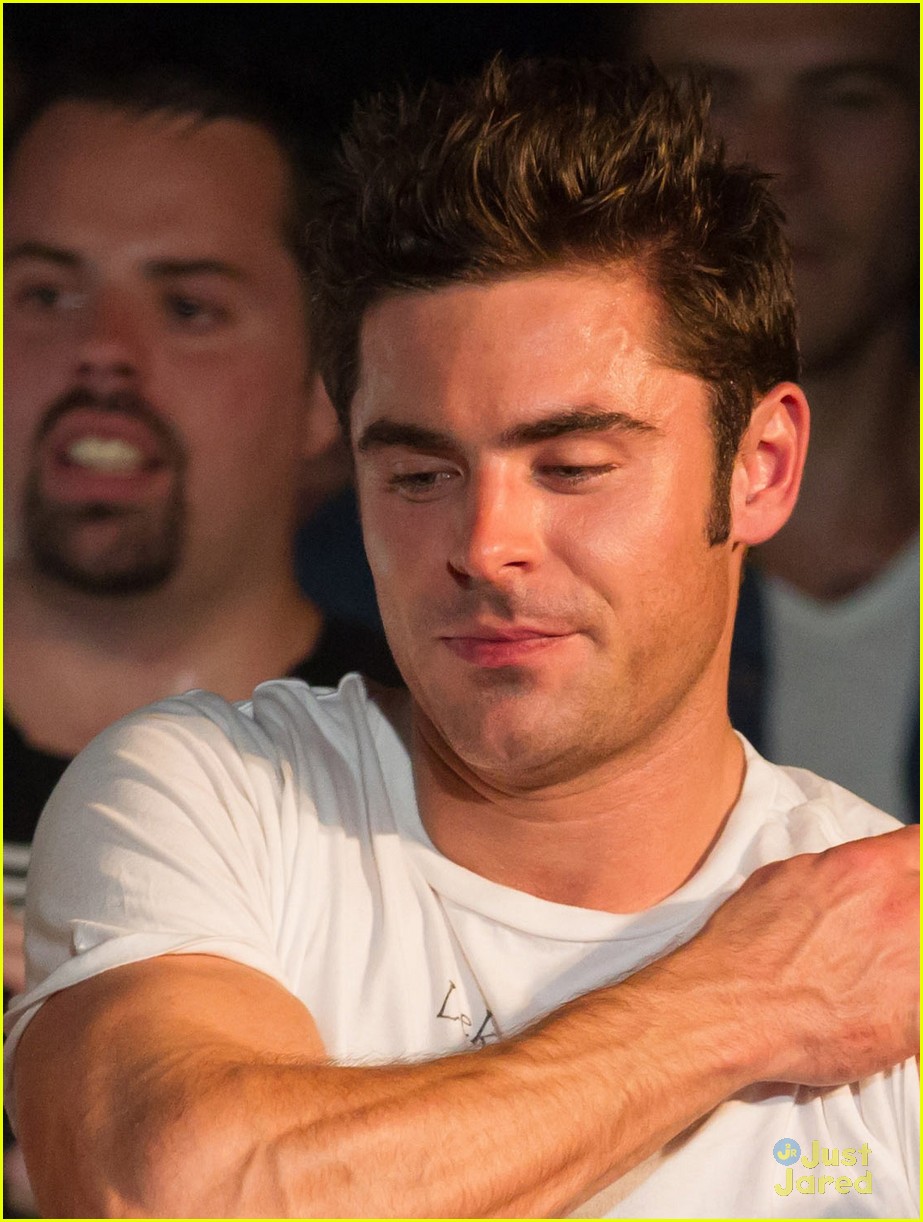 zac efron ends the wayf tour by baring his bulging biceps 02