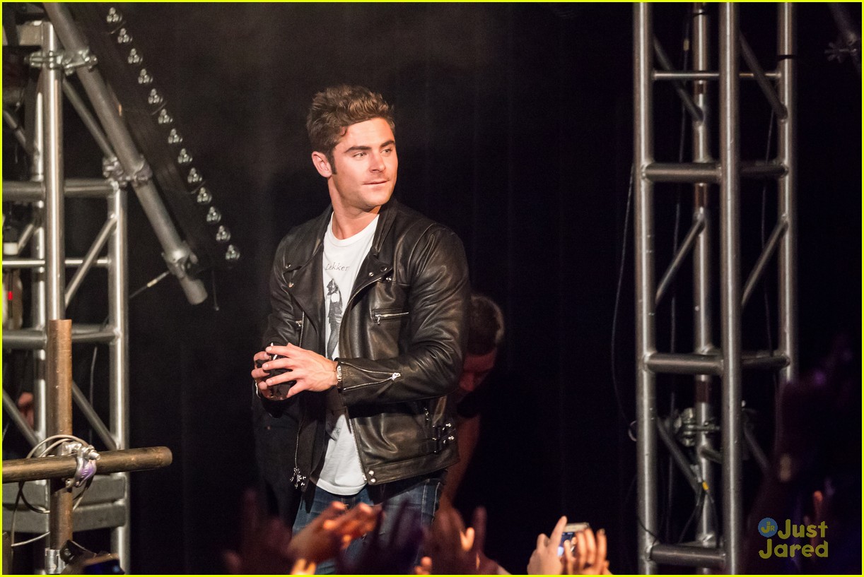 zac efron ends the wayf tour by baring his bulging biceps 03