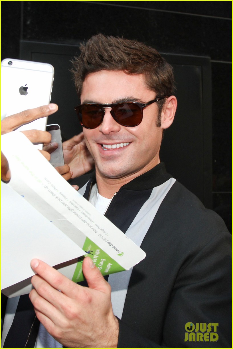 zac efron snaps a shirtless selfie on his hotel balcony 01