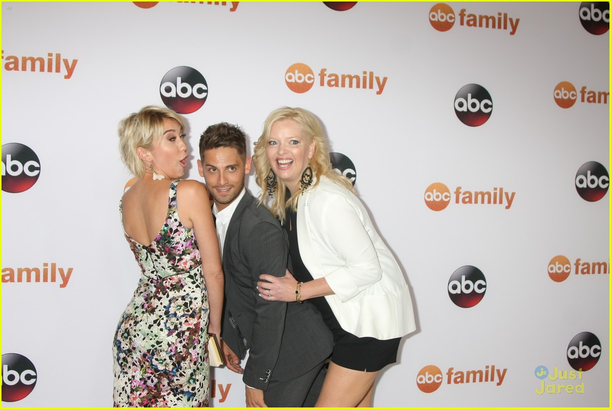 emily osment chelsea kane baby young hungry abc tca party 04