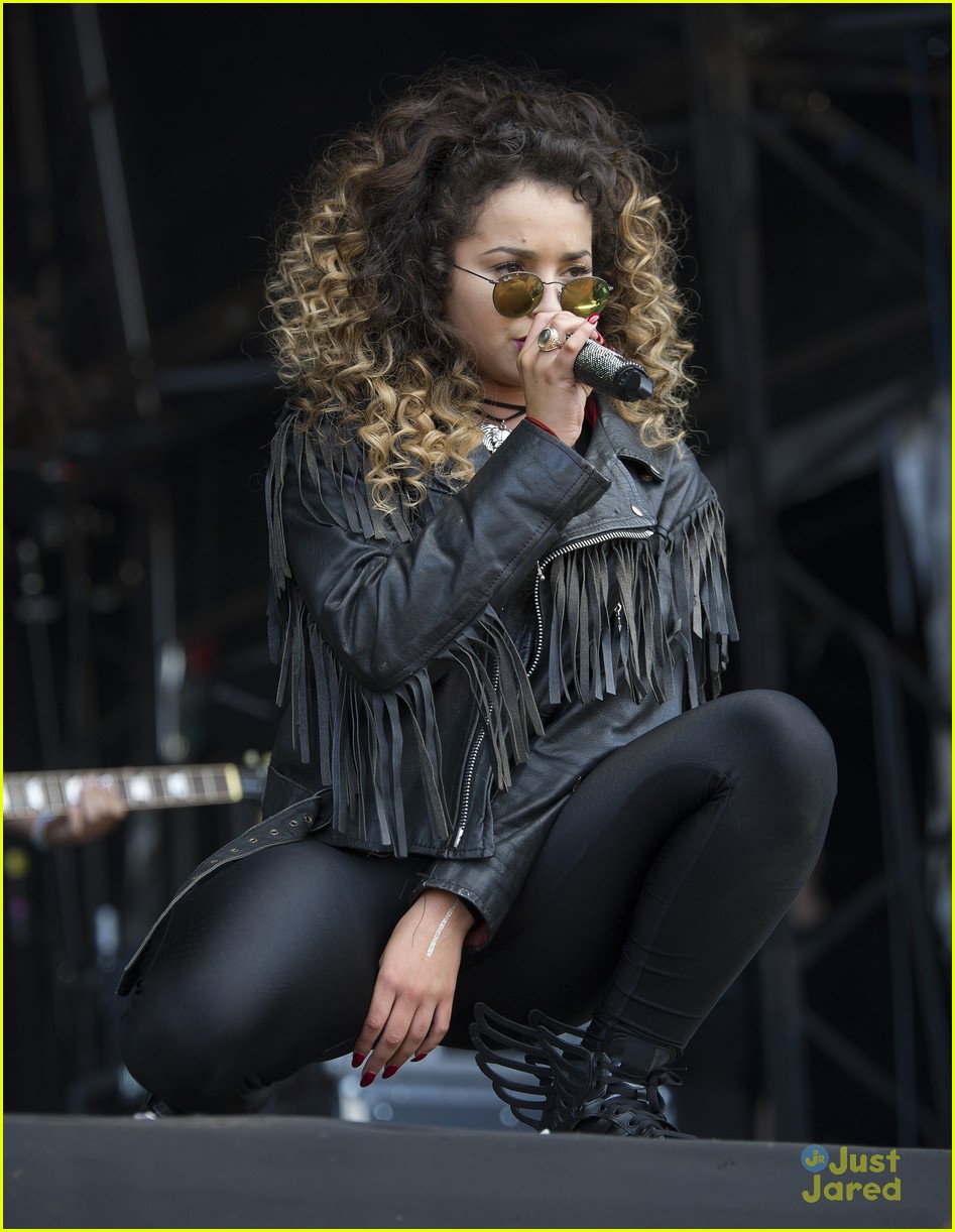 ella eyre cosmo uk cover kendal calling festival 03