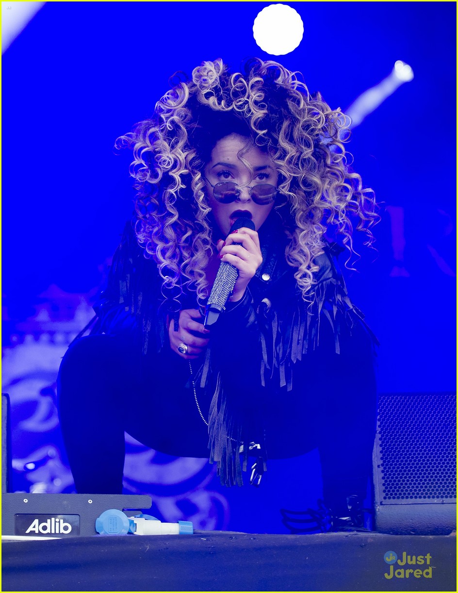ella eyre cosmo uk cover kendal calling festival 05