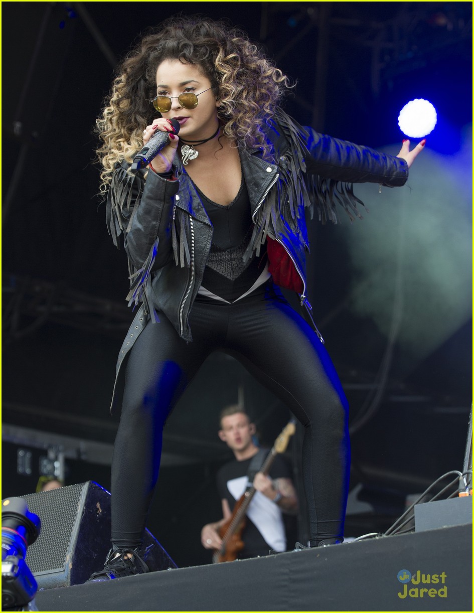 ella eyre cosmo uk cover kendal calling festival 07