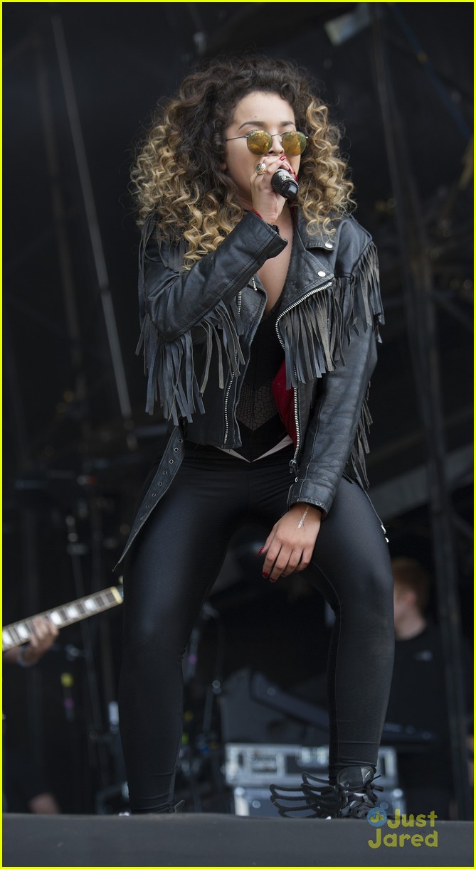 ella eyre cosmo uk cover kendal calling festival 08