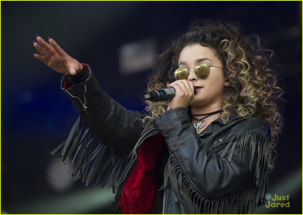 ella eyre cosmo uk cover kendal calling festival 14