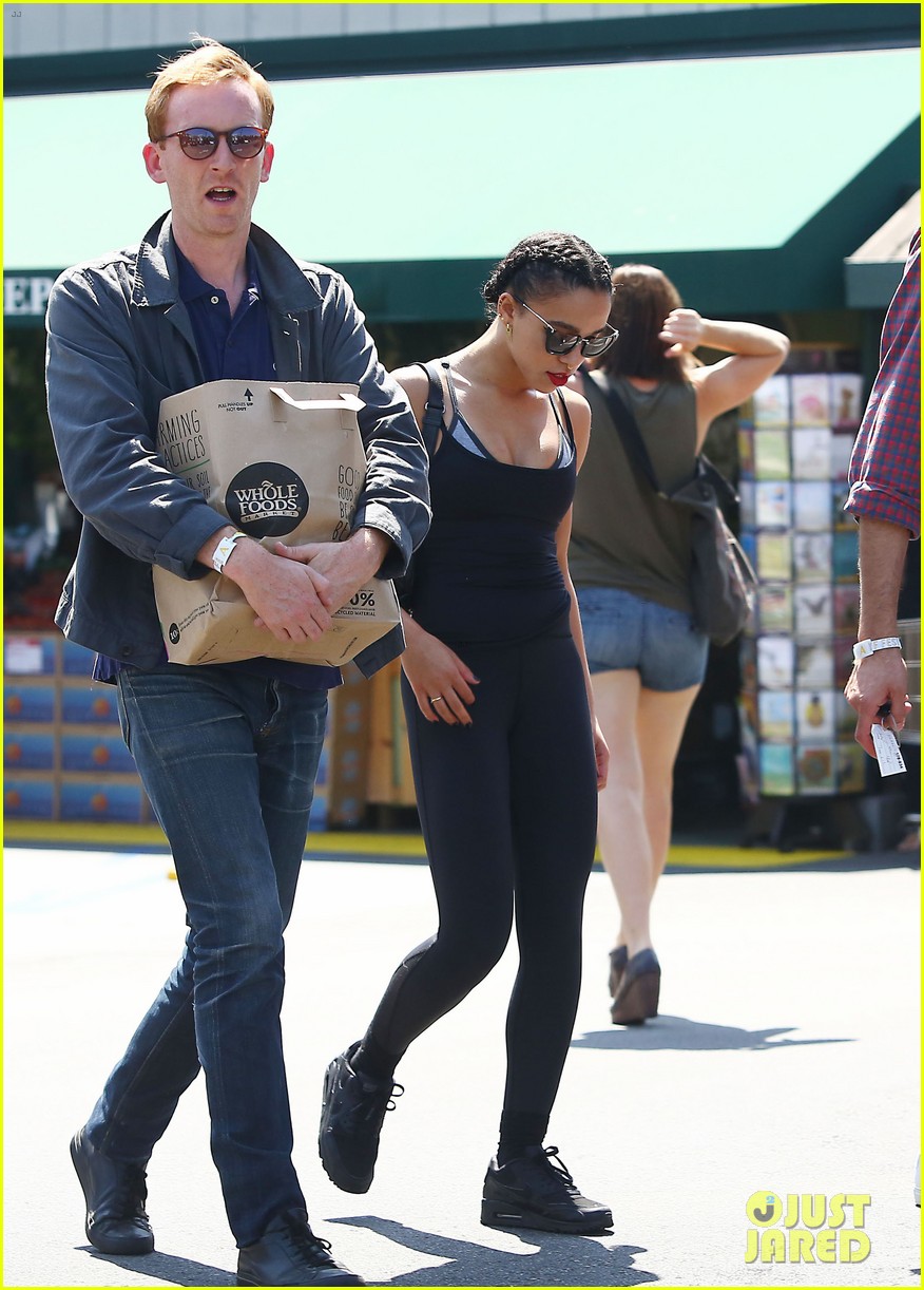 fka twigs whole foods grocery shopping 01