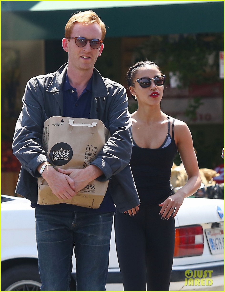 fka twigs whole foods grocery shopping 02