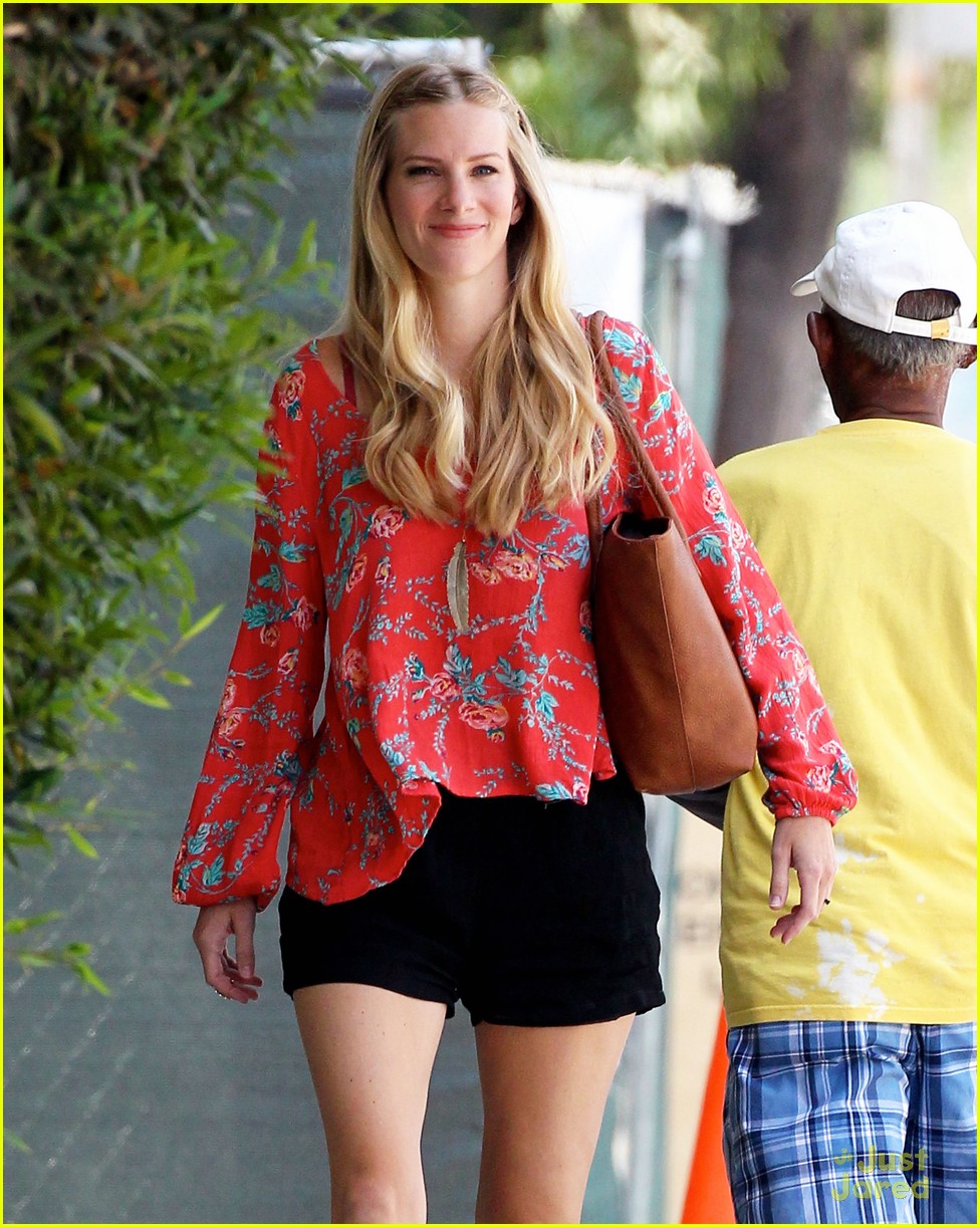 heather morris steps out after revealing shes pregnant 02