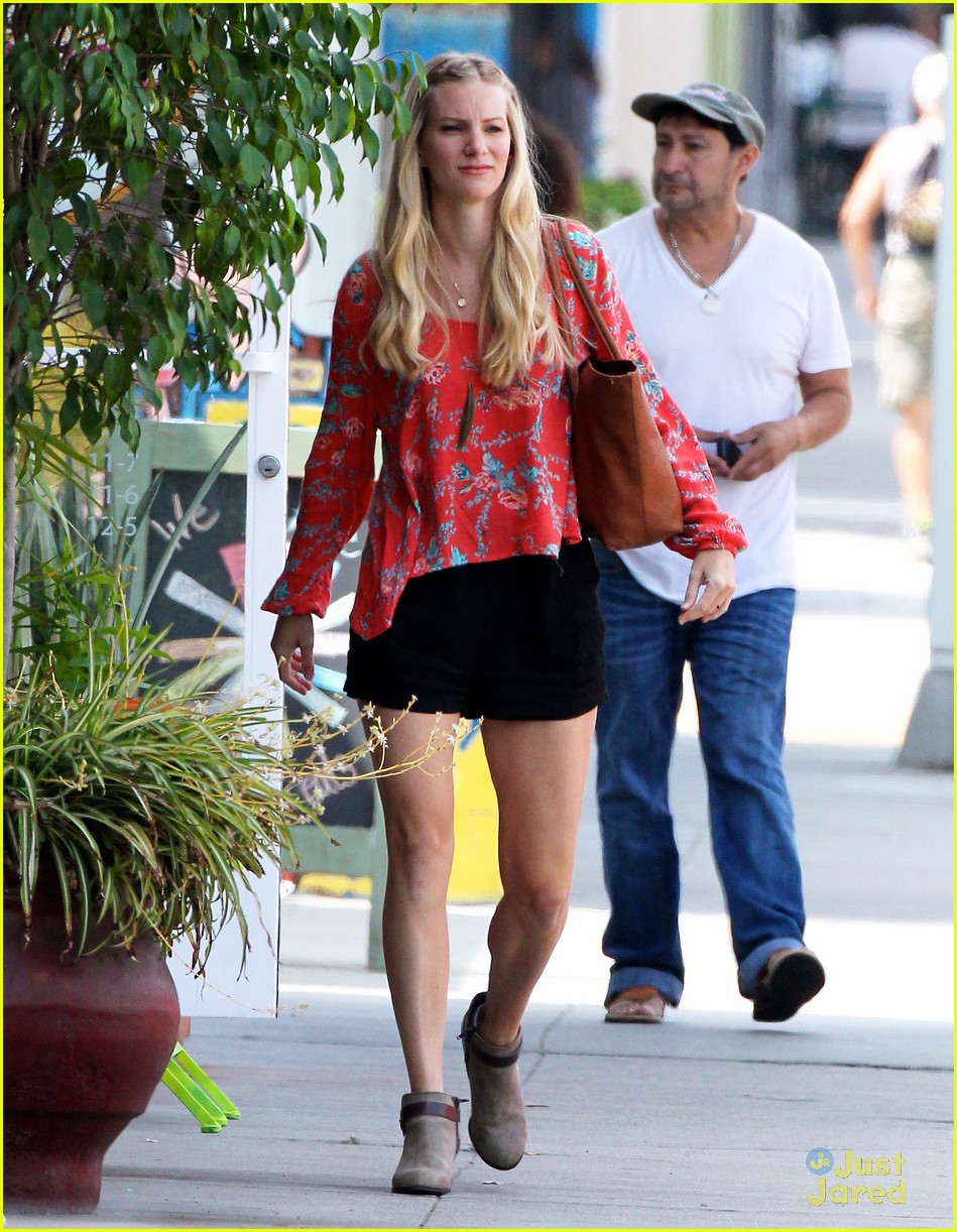 heather morris steps out after revealing shes pregnant 05