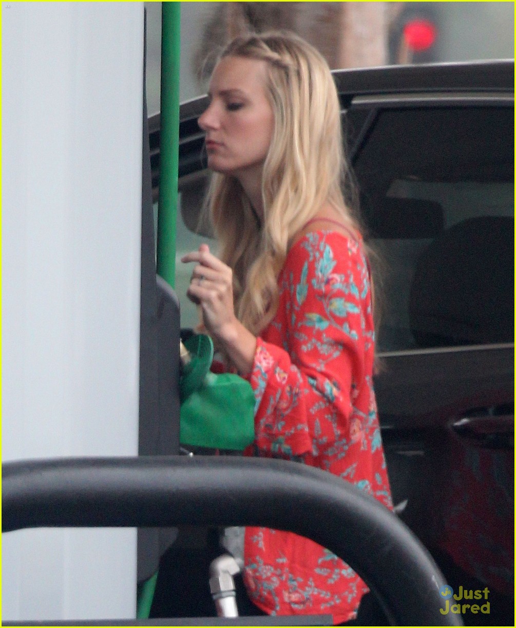 heather morris steps out after revealing shes pregnant 06
