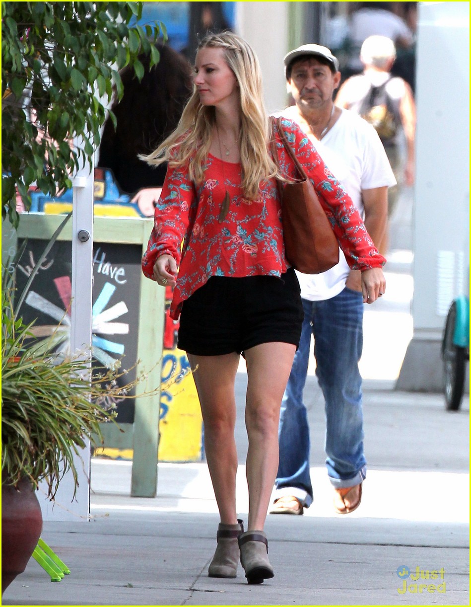 heather morris steps out after revealing shes pregnant 09