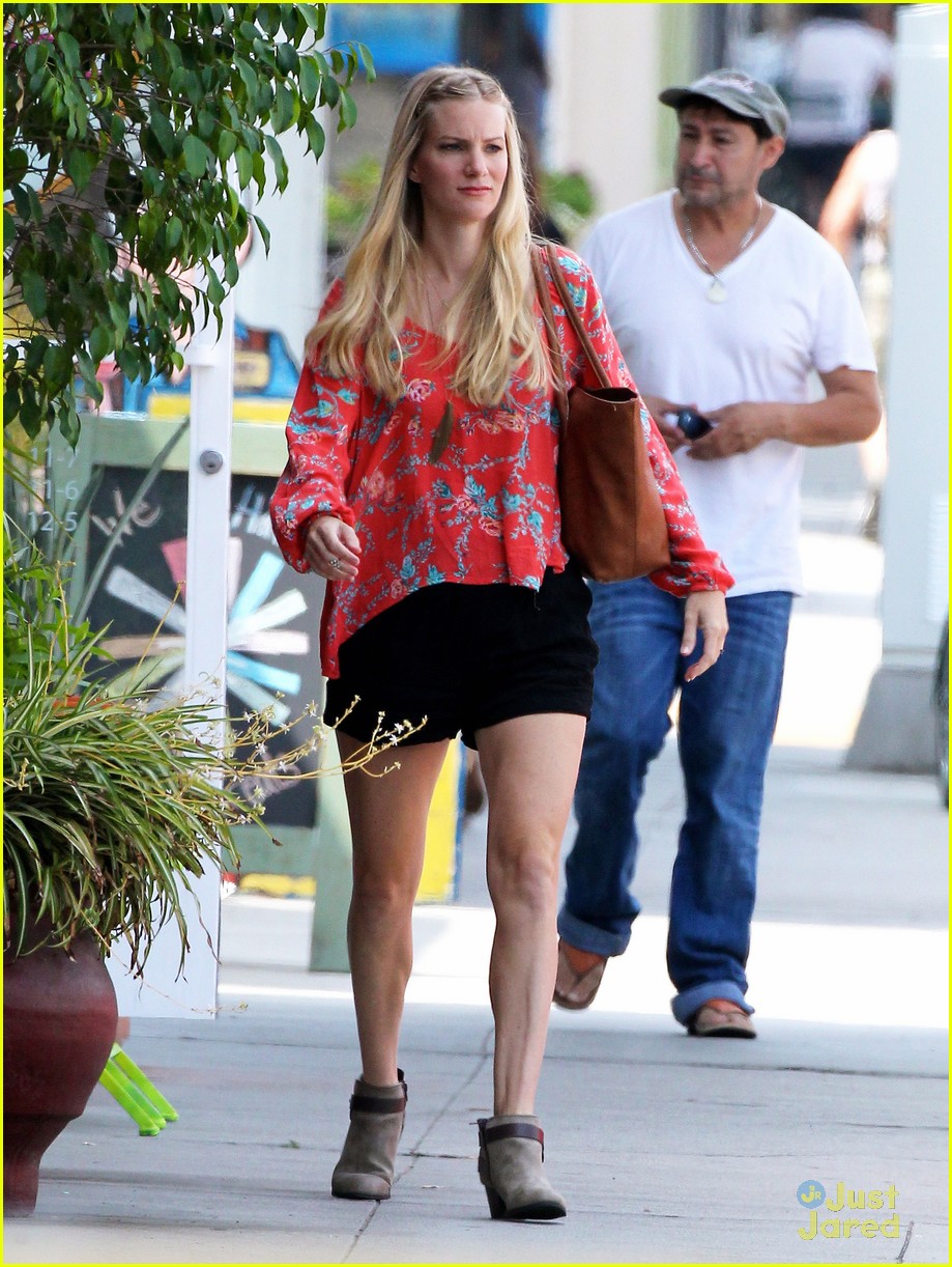 heather morris steps out after revealing shes pregnant 11
