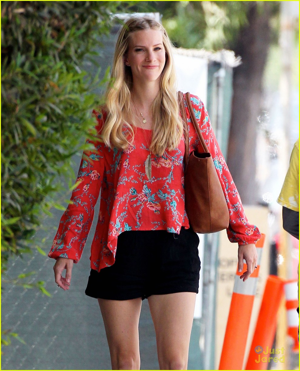 heather morris steps out after revealing shes pregnant 14
