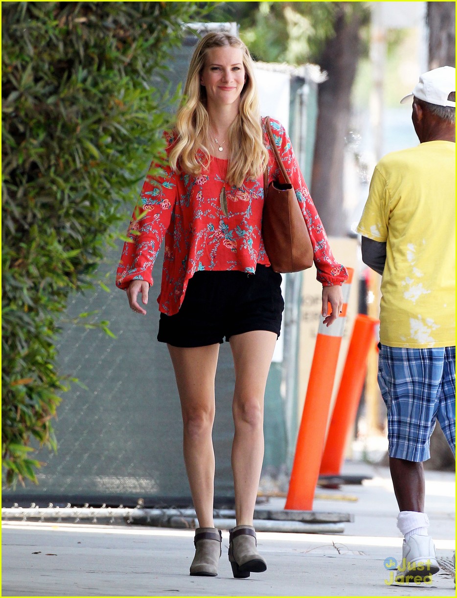 heather morris steps out after revealing shes pregnant 15