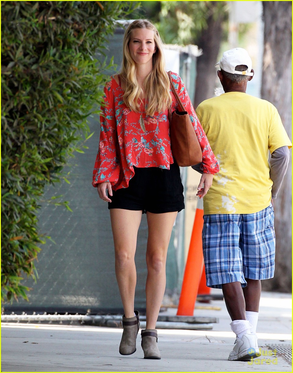 heather morris steps out after revealing shes pregnant 16