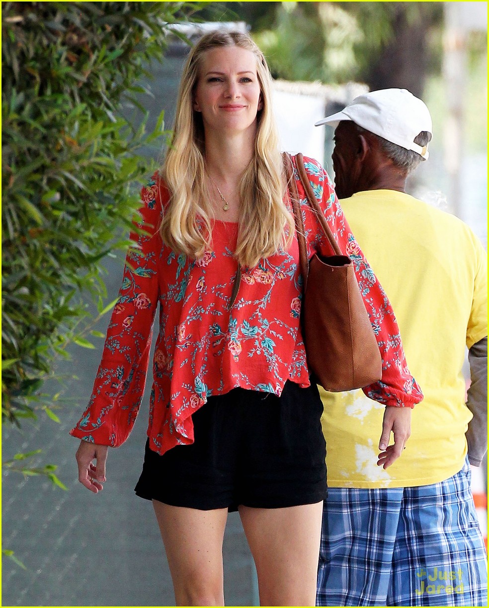 heather morris steps out after revealing shes pregnant 17