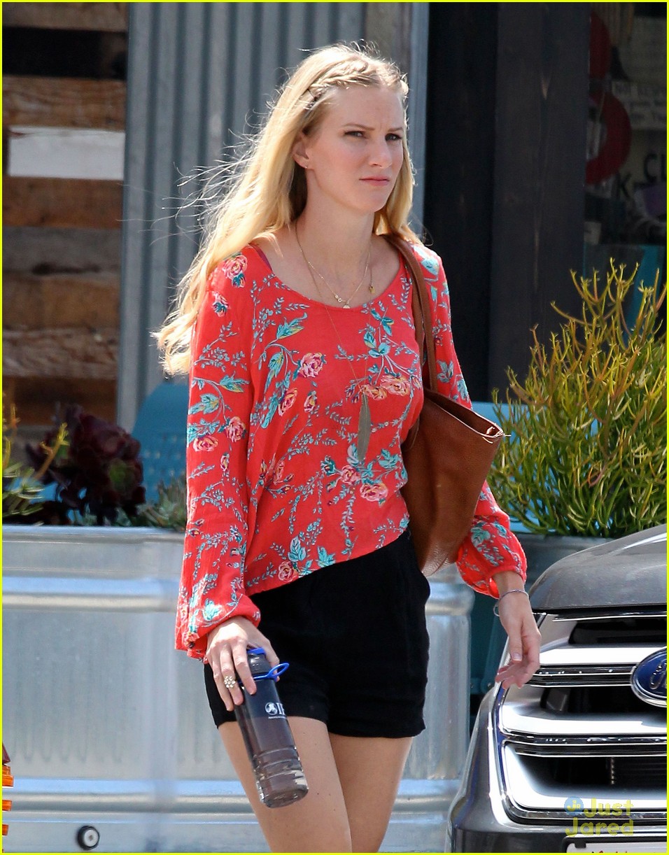 heather morris steps out after revealing shes pregnant 24
