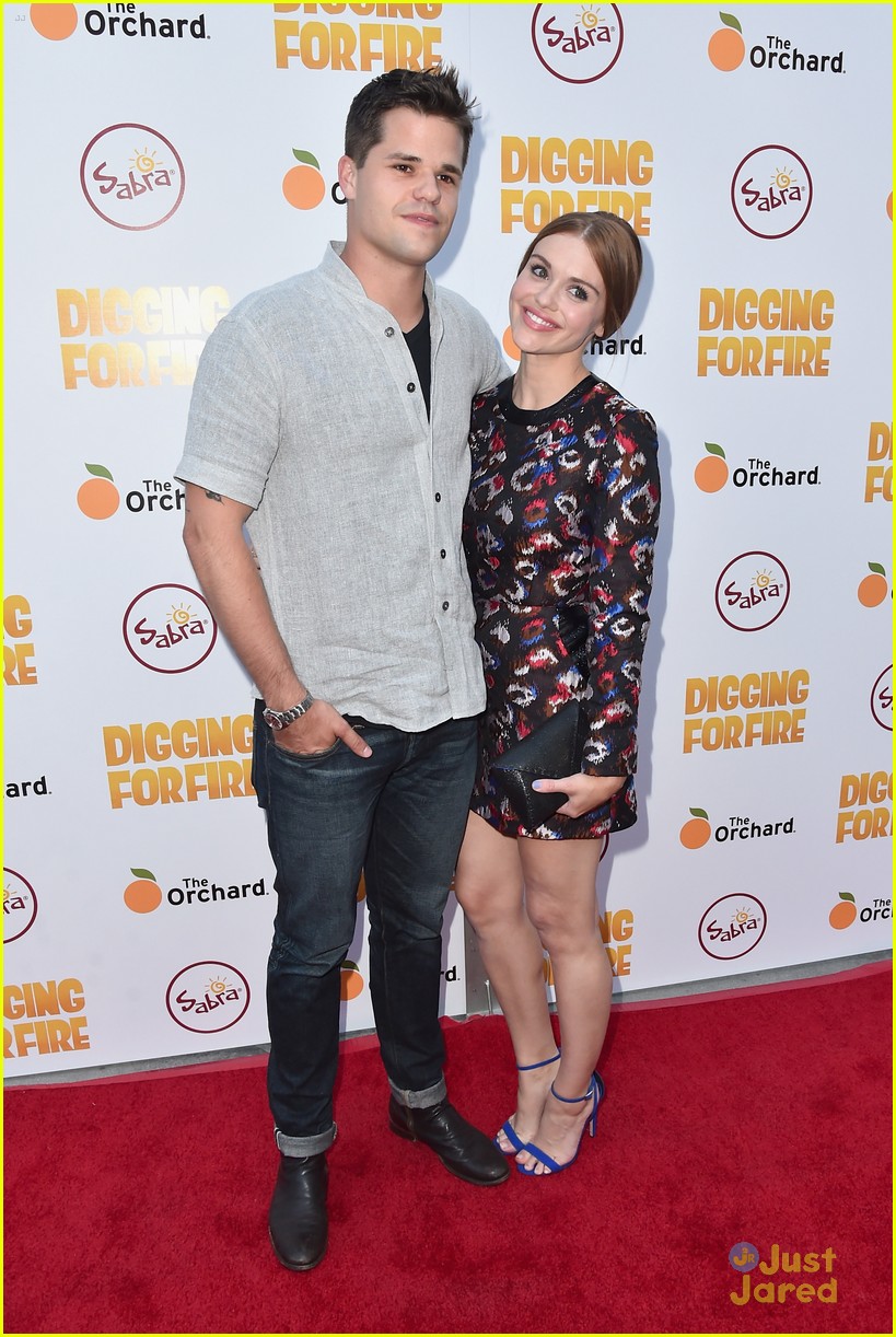 holland roden max carver digging fire premiere 02