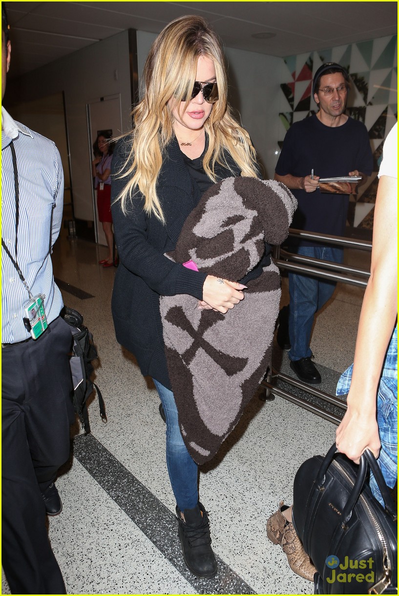 khloe kardashian kendall jenner fly home after quick mexico trip 01