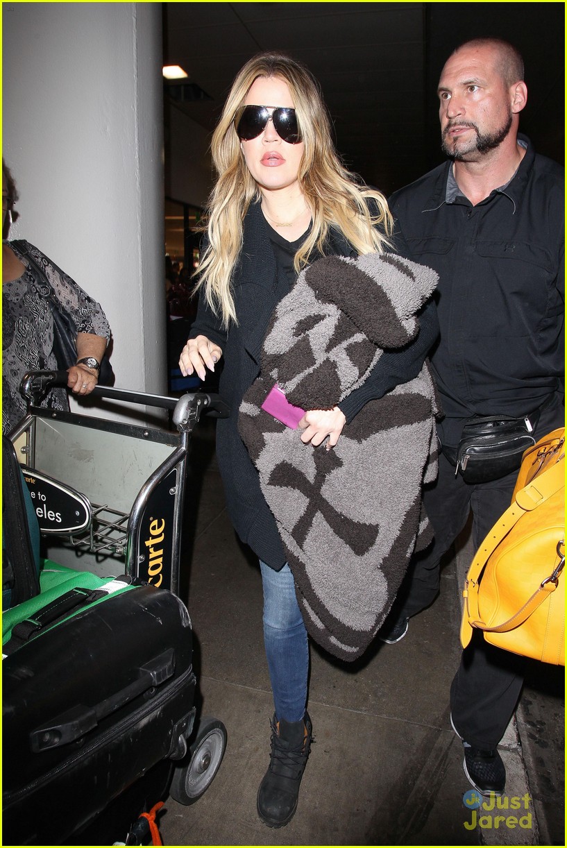 khloe kardashian kendall jenner fly home after quick mexico trip 06