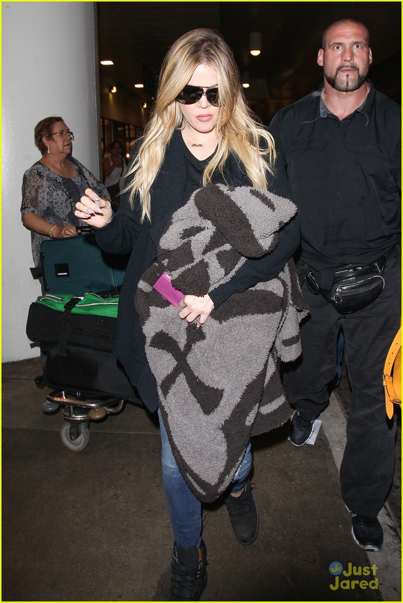 khloe kardashian kendall jenner fly home after quick mexico trip 11