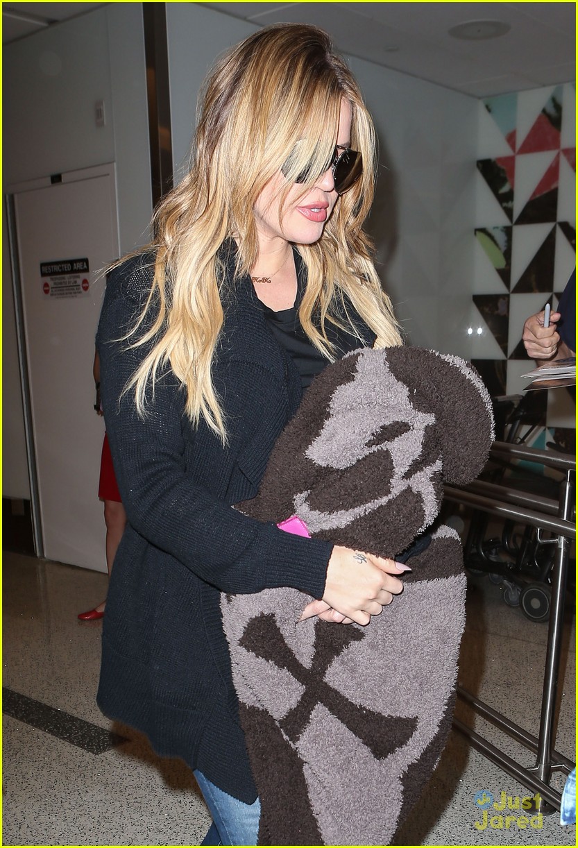 khloe kardashian kendall jenner fly home after quick mexico trip 18