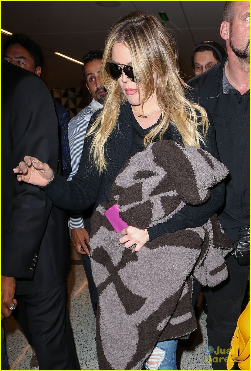 khloe kardashian kendall jenner fly home after quick mexico trip 24