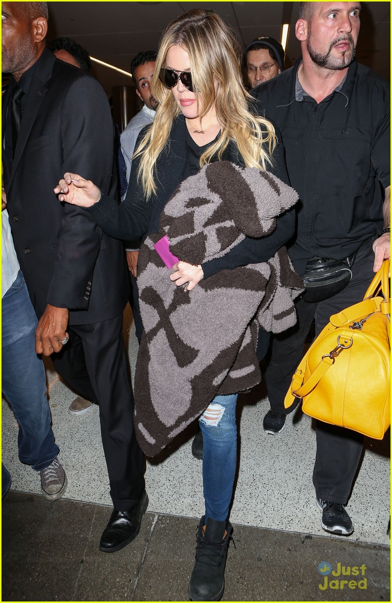khloe kardashian kendall jenner fly home after quick mexico trip 25
