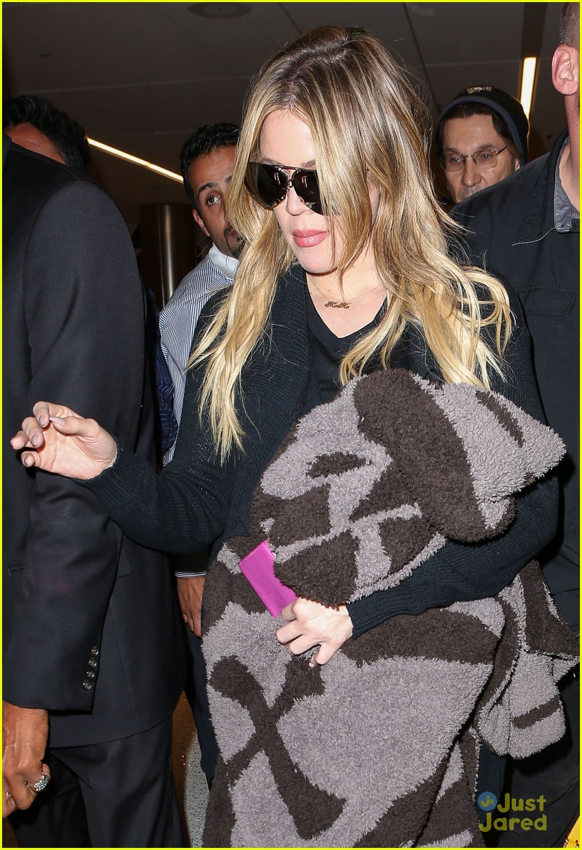 khloe kardashian kendall jenner fly home after quick mexico trip 26