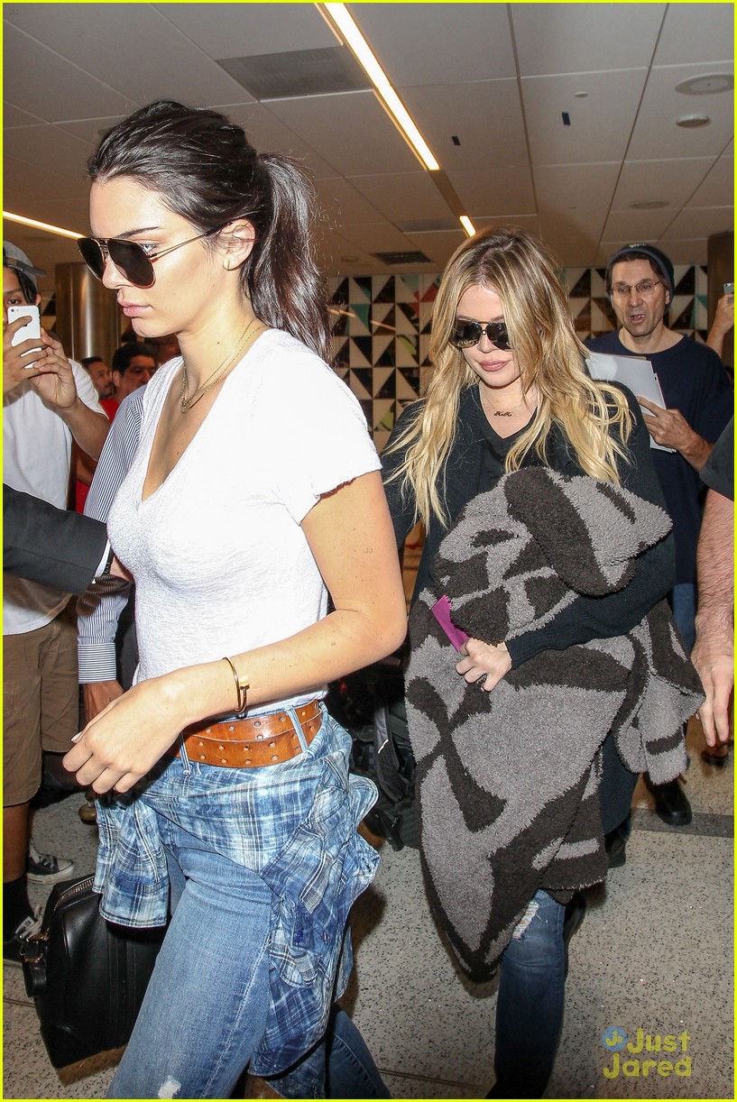 khloe kardashian kendall jenner fly home after quick mexico trip 28