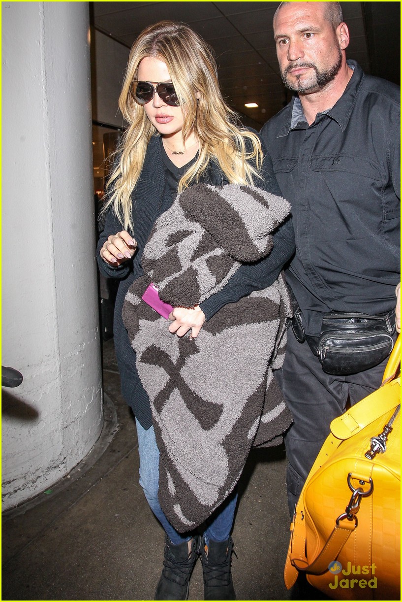khloe kardashian kendall jenner fly home after quick mexico trip 36
