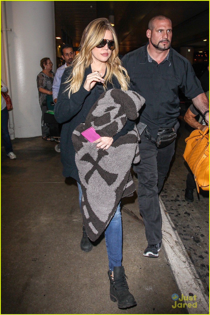 khloe kardashian kendall jenner fly home after quick mexico trip 41