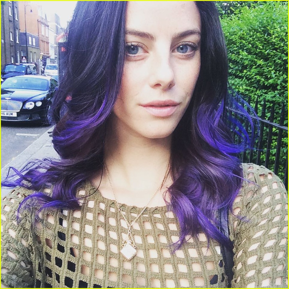 kaya scodelario goes violet see new hair color 04