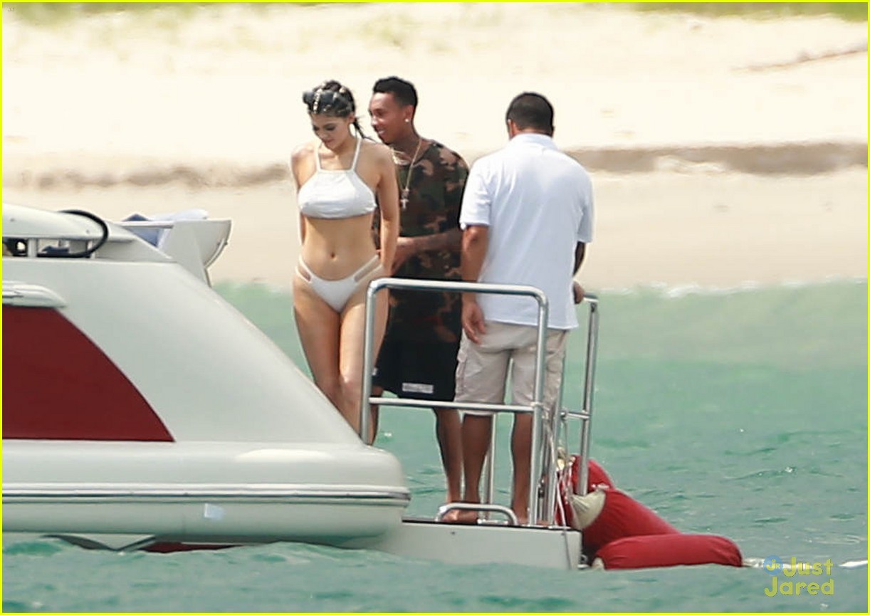 kendall kylie jenner jump off a boat together 02