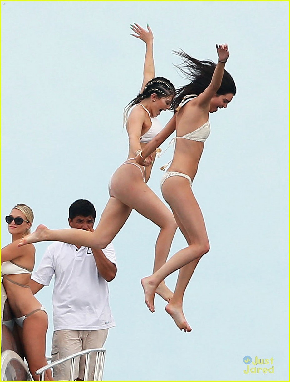 kendall kylie jenner jump off a boat together 03