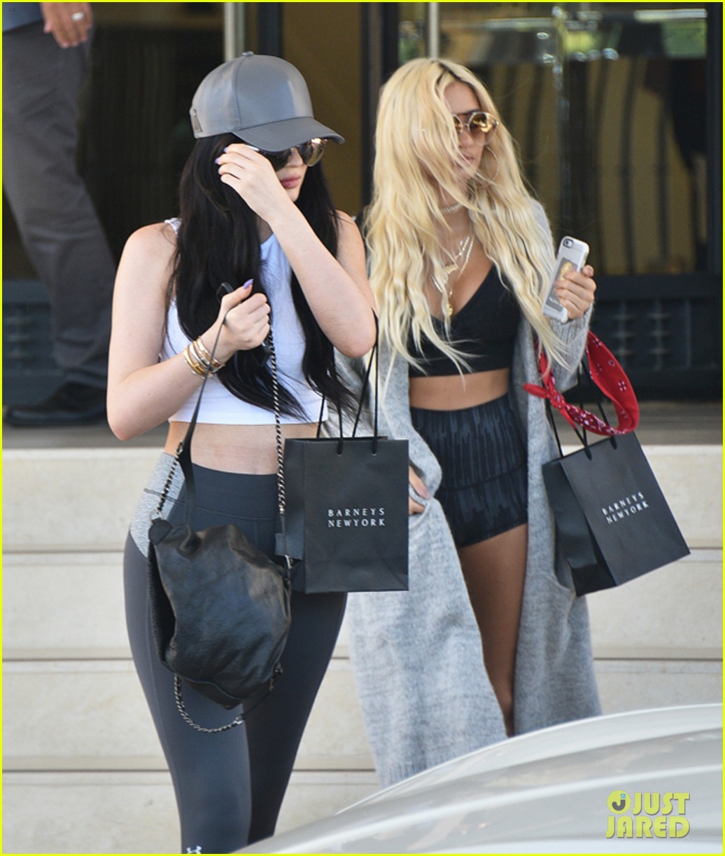 kylie jenner back in town after beach vacation 03