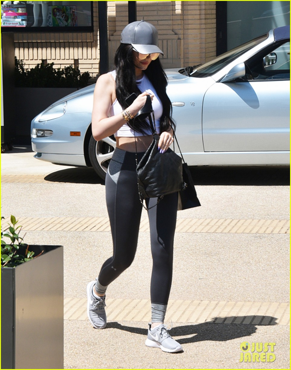 kylie jenner back in town after beach vacation 04