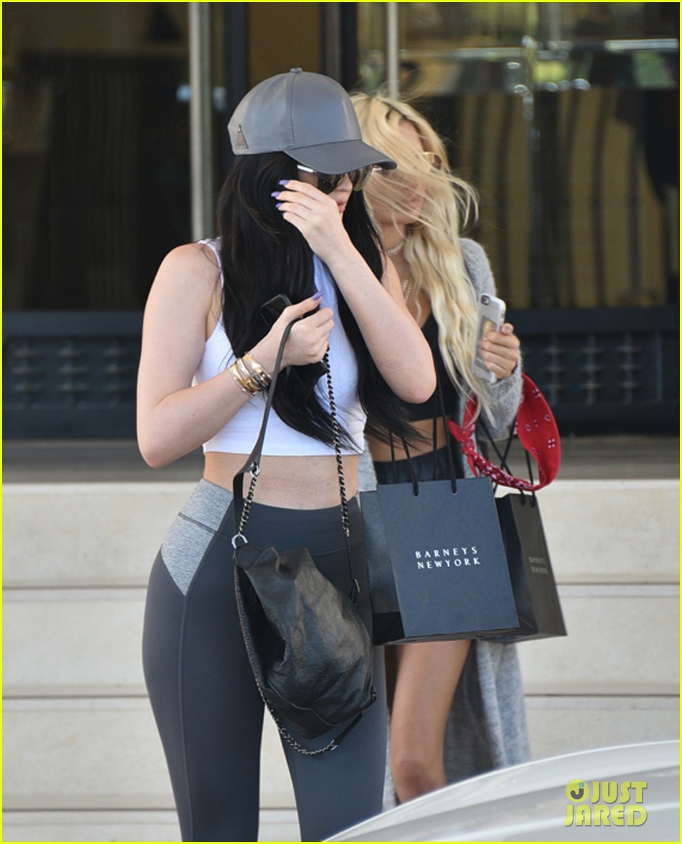 kylie jenner back in town after beach vacation 19