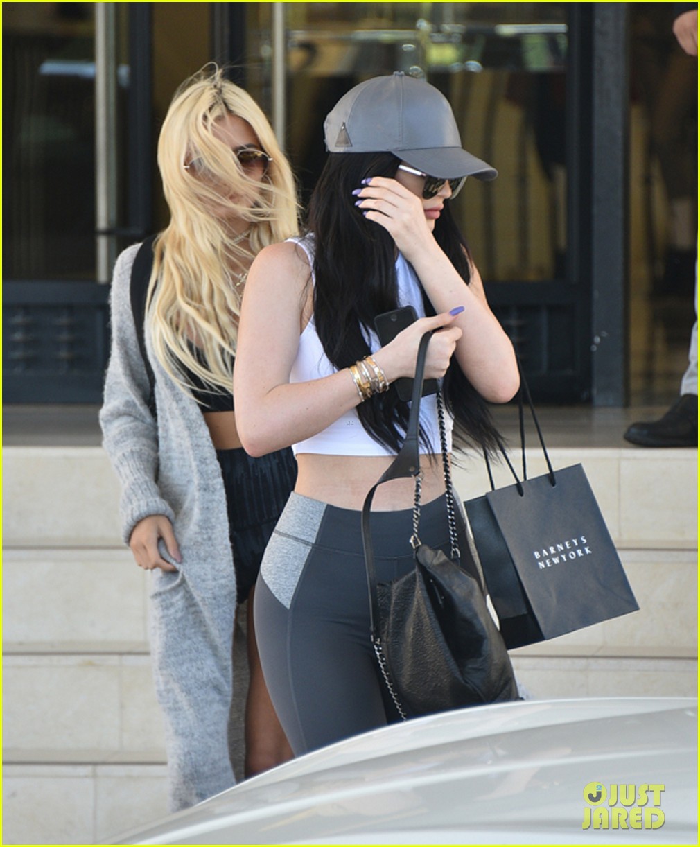 kylie jenner back in town after beach vacation 22