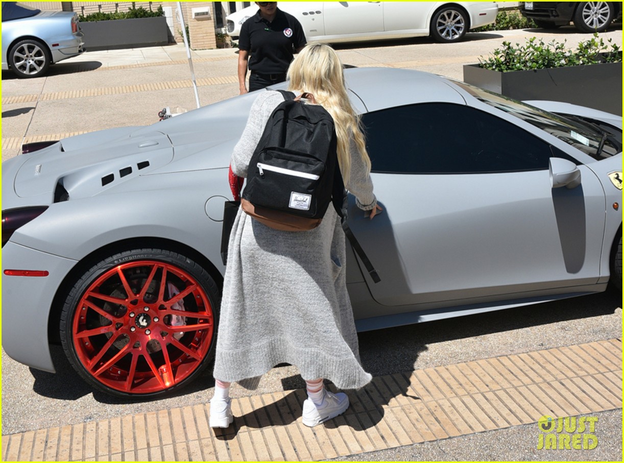 kylie jenner back in town after beach vacation 26