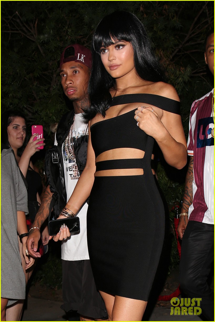 kylie jenner changes into a cut out dress after vmas 2015 16
