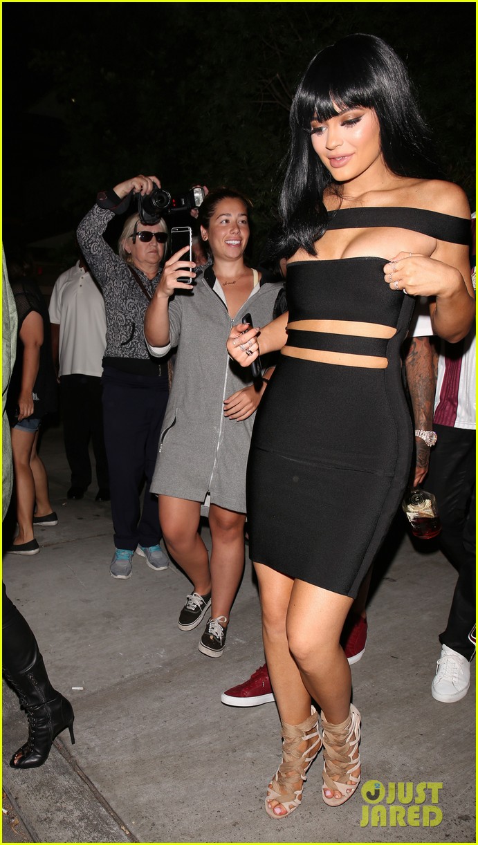 kylie jenner changes into a cut out dress after vmas 2015 33