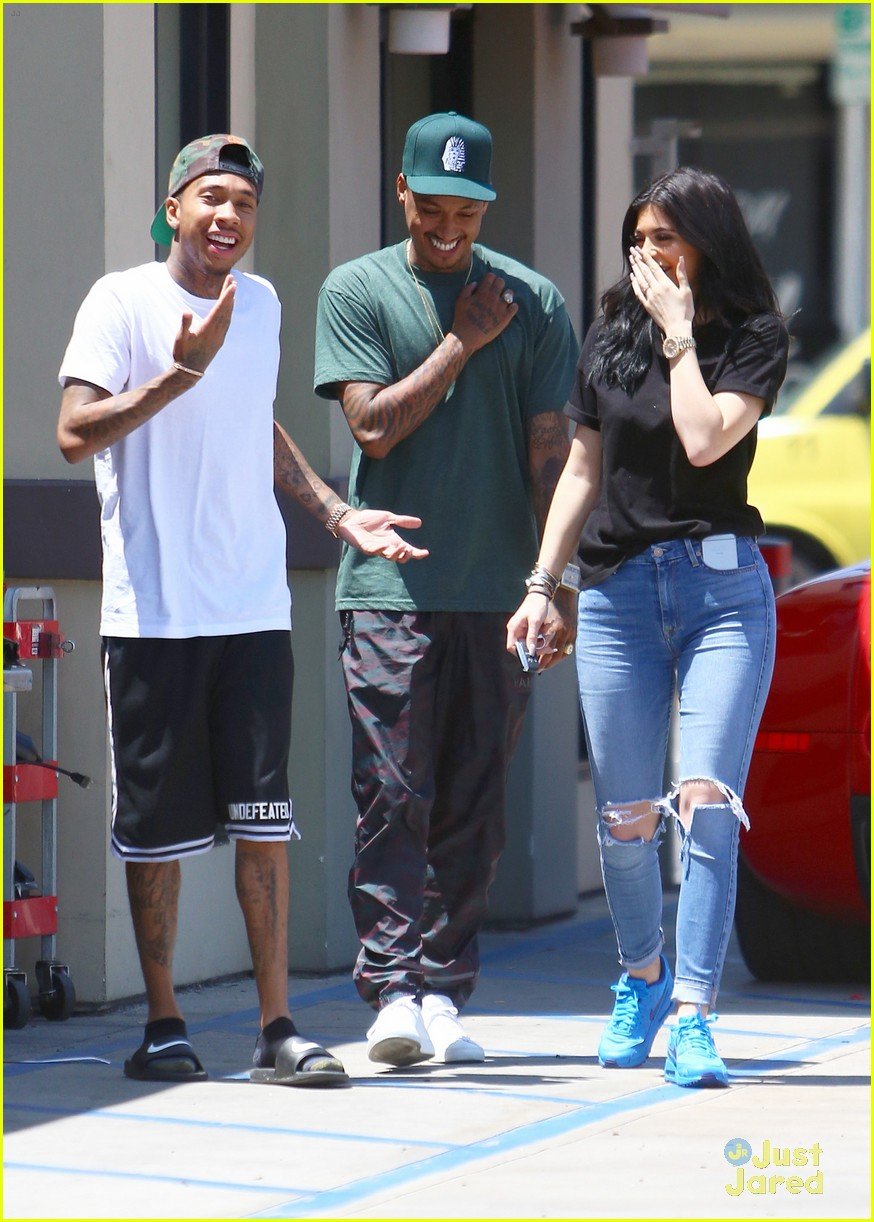 kylie jenners 18th birthday present from tyga 19