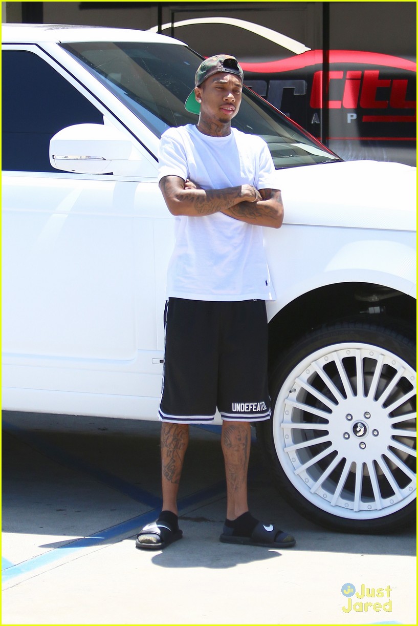 kylie jenners 18th birthday present from tyga 23
