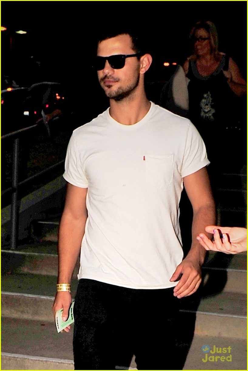 taylor lautner dinner out friends hollywood 01