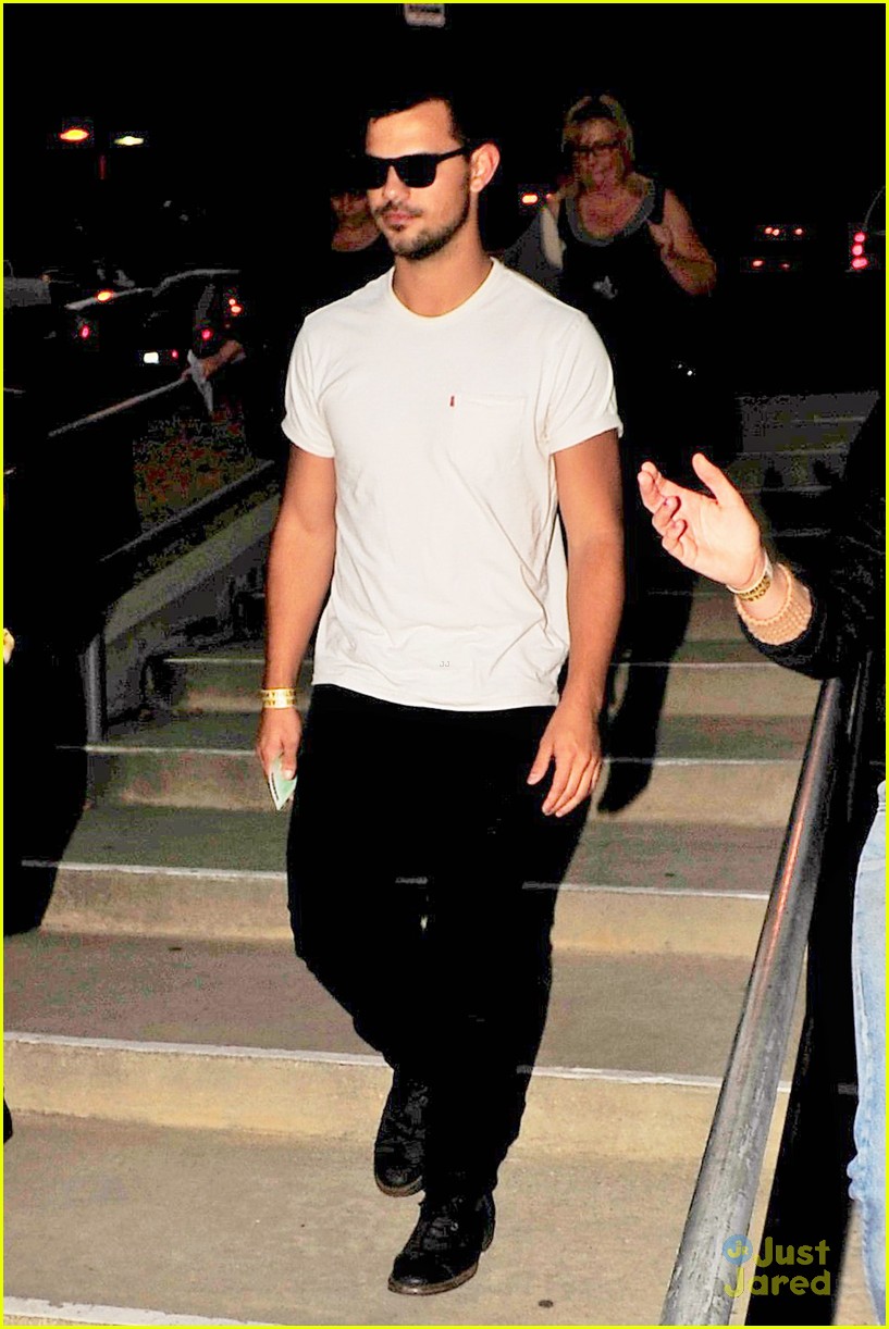 taylor lautner dinner out friends hollywood 03