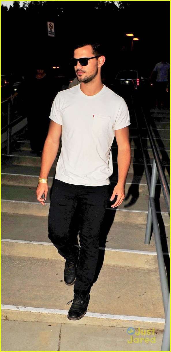 taylor lautner dinner out friends hollywood 06